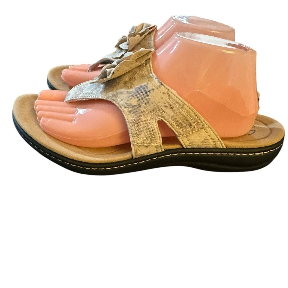 Clark’s Sand Beige Muted Floral Laurieann Gemma Thong Sandal Adjustable - Picture 5 of 10